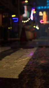 明亮的霓虹灯照亮亚洲城市街道的雨夜