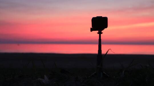 正在拍摄落日晚霞的大疆运动相机