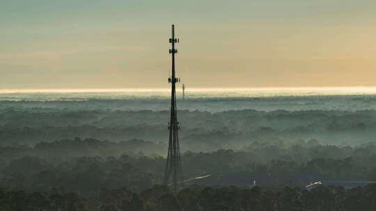 林海中的无线通信收集塔
