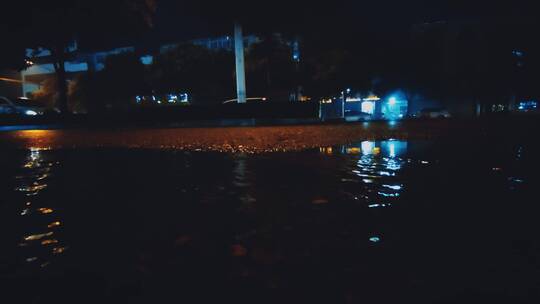 雨夜的城市风光与车流