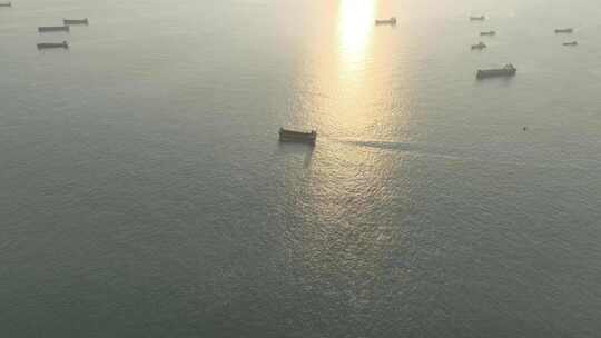 唯美夕阳下行驶的船只海面阳光海洋航行