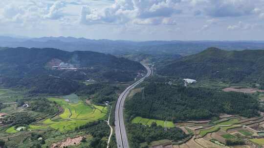 航拍大山中的高速公路