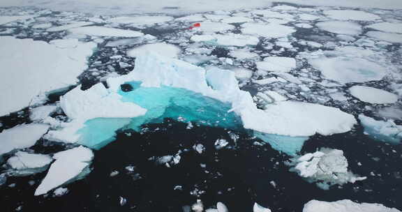北冰洋冰山融化在冰冷的蓝色水中
