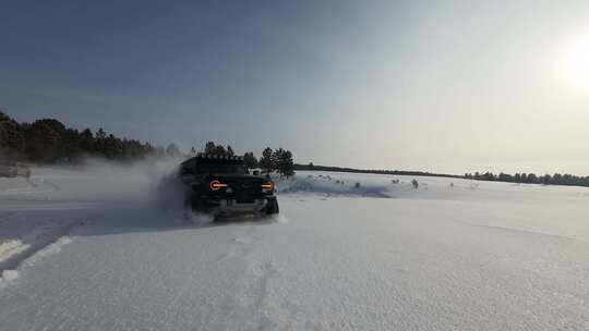 雪地中越野车行驶画面