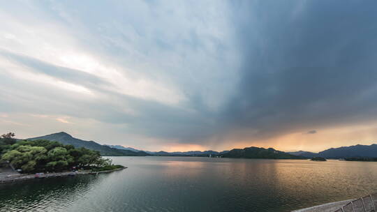 北京怀柔水库大雨雨幕来临延时