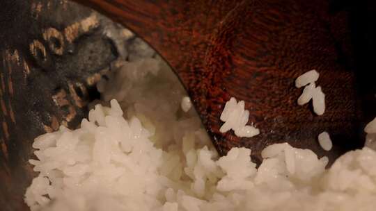 铁锅与冒热气的煮熟大米