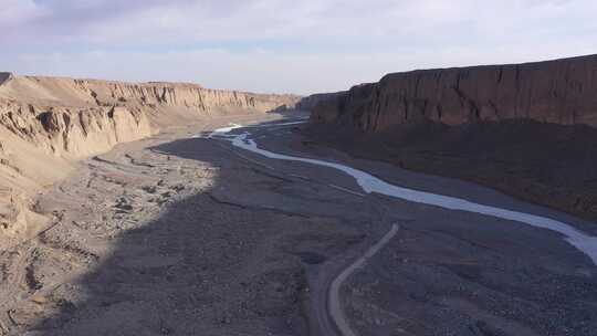 航拍冬季峡谷河道