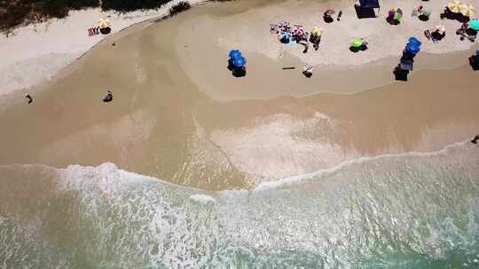 波浪和游客在巴西海滩