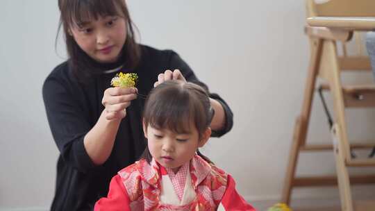 母亲给孩子戴发饰