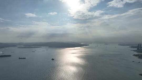 海上岛屿逆光厦门鼓浪屿大景航拍鼓浪屿风景