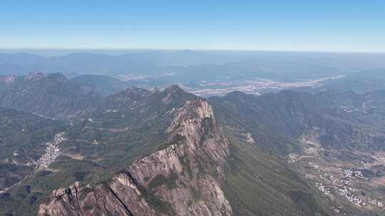 高山俯瞰，壮阔山景尽收眼底