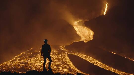 火山喷发前的探险家背影