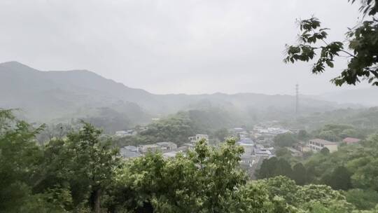 山间阴雨绵绵村庄