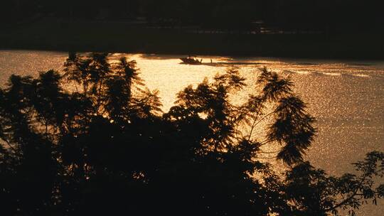 夕阳湖面水面反光倒影波光粼粼金光游船