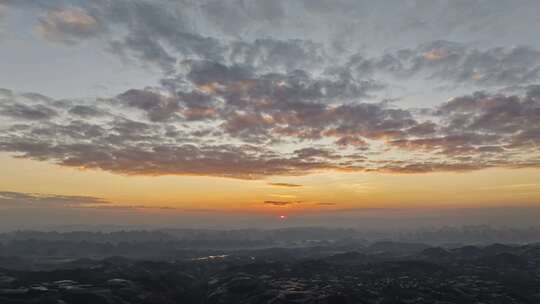 山间日出全景，天空布满绚丽云彩