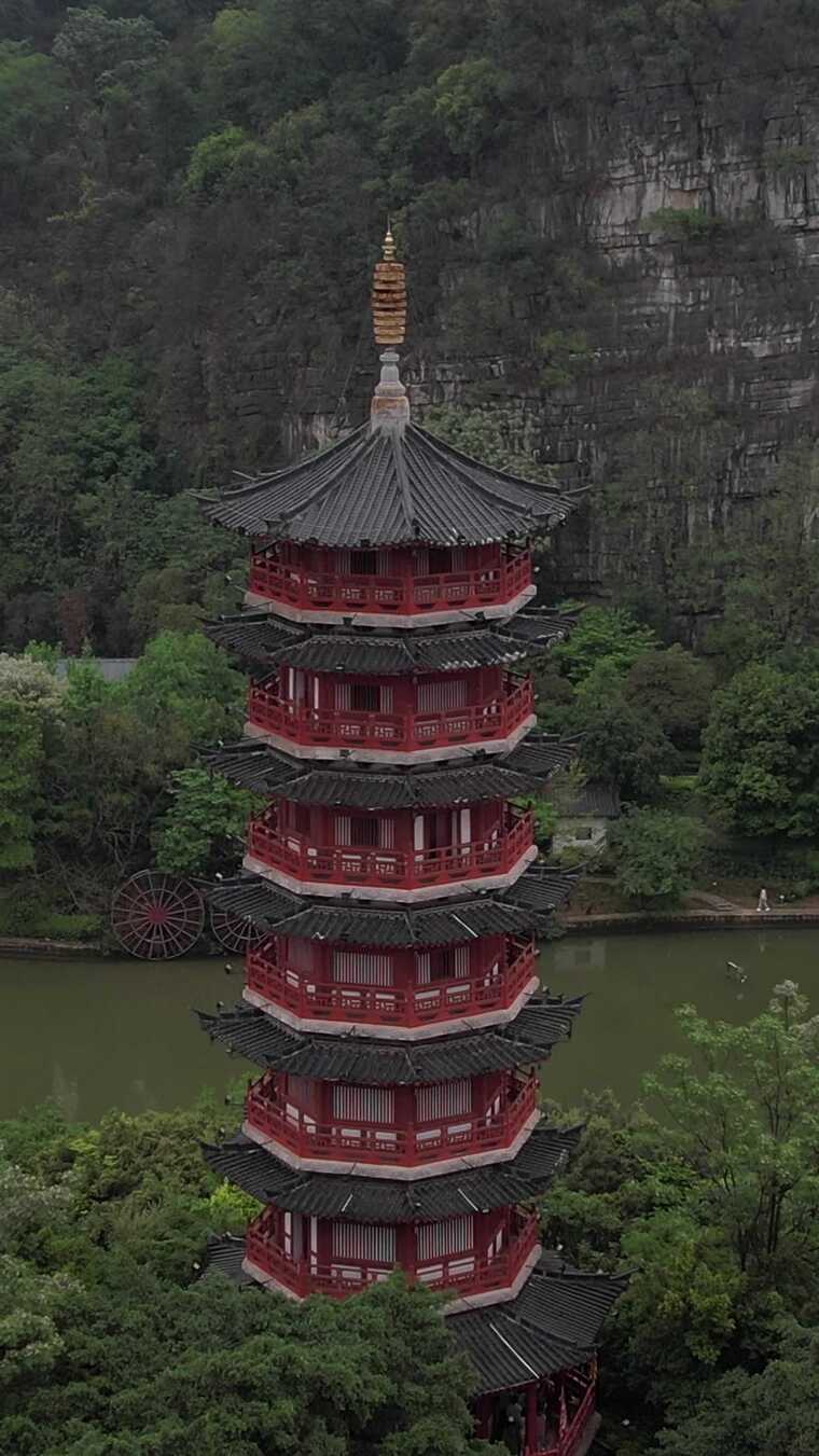 中式古塔与山水风景