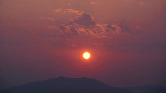 山顶日落延时傍晚夕阳黄昏群山日落夜幕降临