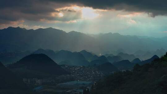 暴雨前夕的兴义山谷