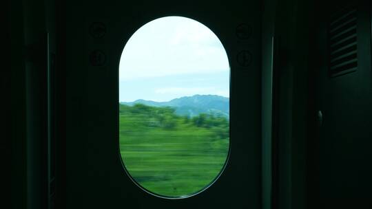 高铁车窗，窗外飞速闪过的风景视频素材