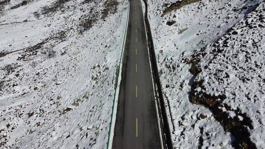 航拍大雪中的公路，折多山雪景山路4k俯拍