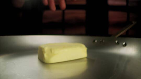 一块黄油落入热板上的特写
