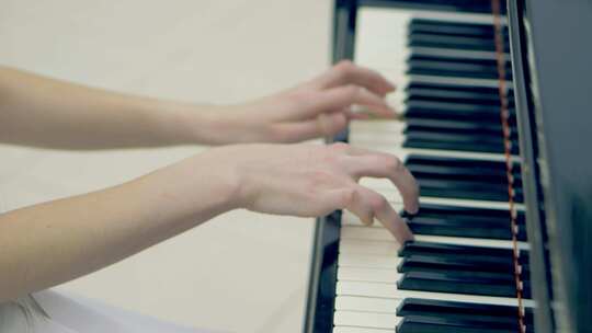 女子弹奏黑色钢琴