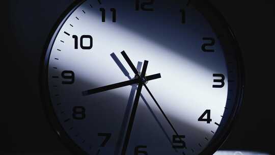 光影下的时钟特写