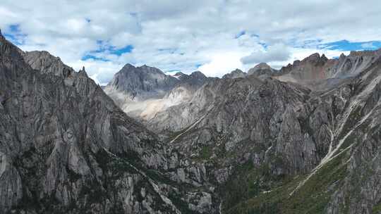 航拍气势宏伟的中国四川甘孜措普沟高山风景