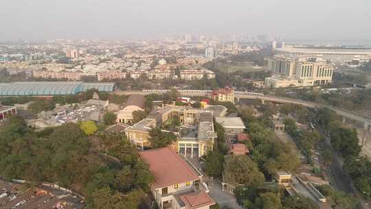印度加尔各答斯瓦布米酒店鸟瞰图，地铁从后面经过