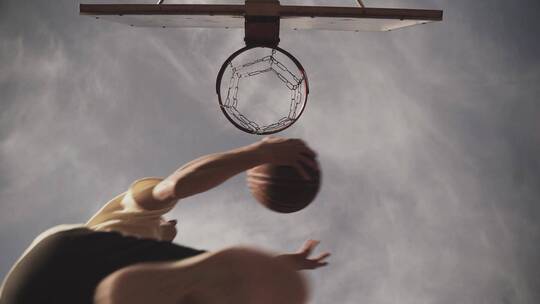 打篮球过程的仰拍视频素材模板下载