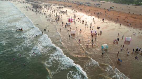 海边沙滩人群度假