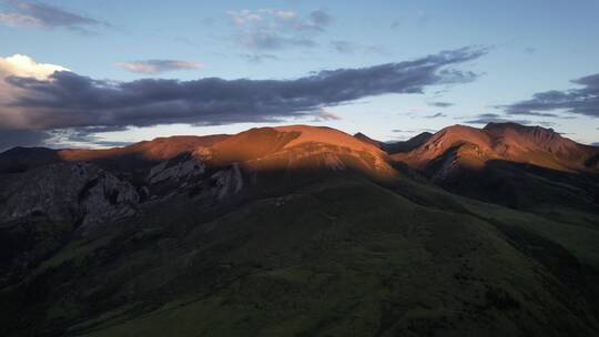 航拍格聂神山草原落日夕阳晚霞