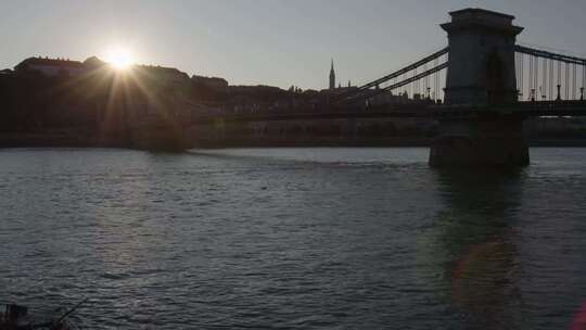 匈牙利布达佩斯多瑙河畔大桥人流车流Li视频素材模板下载