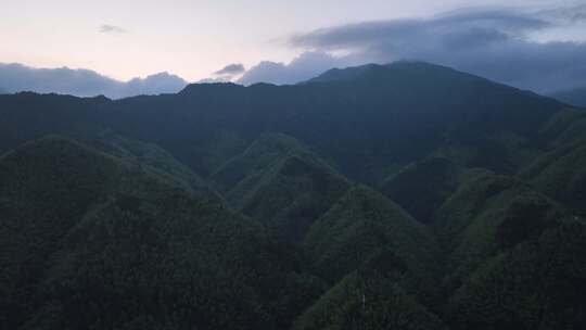 雨后的安徽黄山市黄山区汤口镇旅游景区小镇