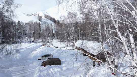 航拍新疆禾木雪景森林雪地小木屋禾木桥雪山