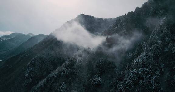 航拍雪中的山林景色