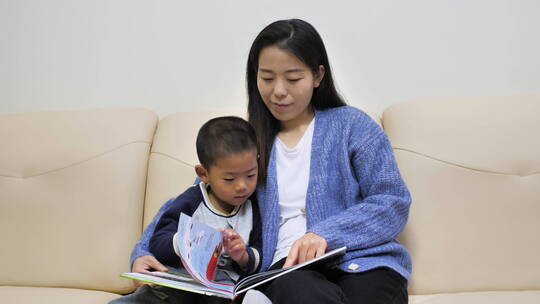 亚洲中国小朋友居家看书看手机看平板学习