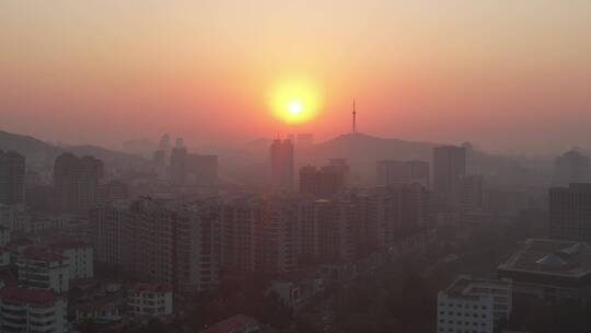 夕阳照耀下的威海环翠区视频素材模板下载