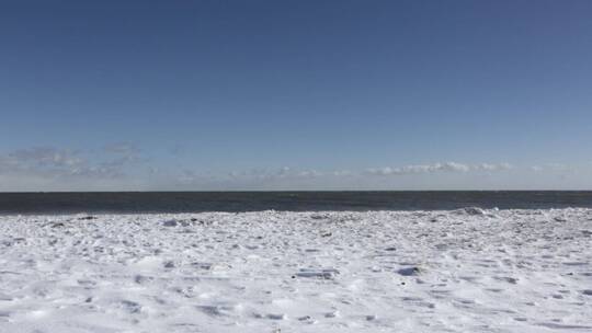 青海湖冬季雪景 湖面海岸交界线 风吹雪