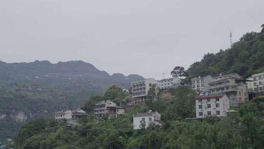 湖北宜昌三峡江边房屋风景地拍