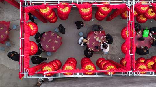 红灯笼下人群聚会场景