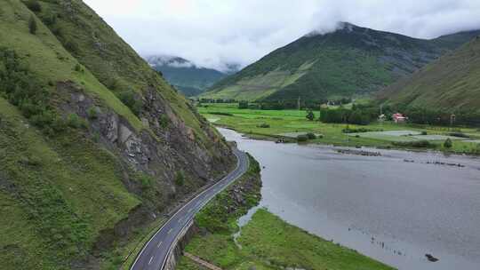 汽车行驶在公路上