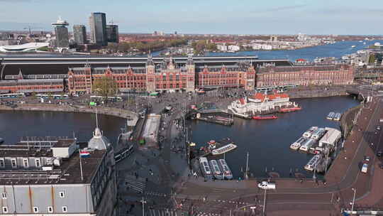从空中俯瞰历史悠久的阿姆斯特丹中央车站