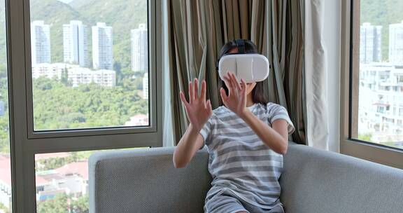 观看虚拟现实设备的女人
