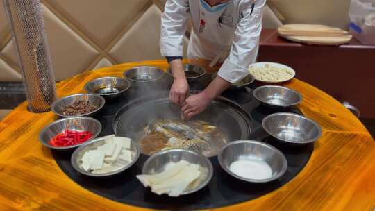 铁锅炖大鱼贴饼子，从材料准备到制作过程。