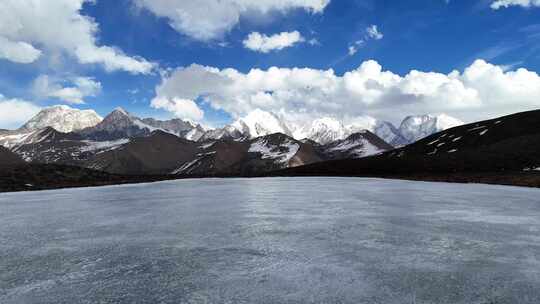 贡嘎雪山下的冰封湖泊风光