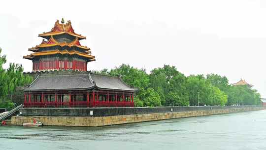 北京夏季下雨中雨水冲刷的故宫皇城角楼红墙