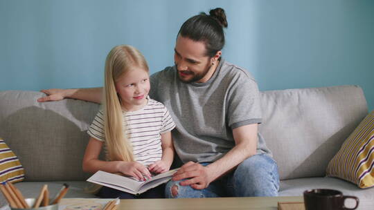 女孩和父亲一起看书