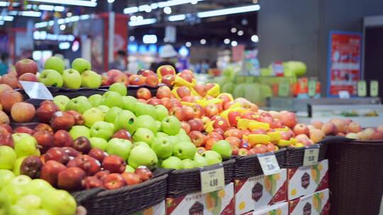 超市水果男孩购物消费买水果视频素材模板下载