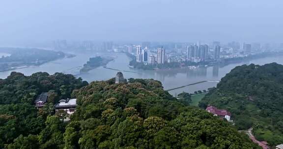 四川乐山城市高楼与江水鸟瞰景观